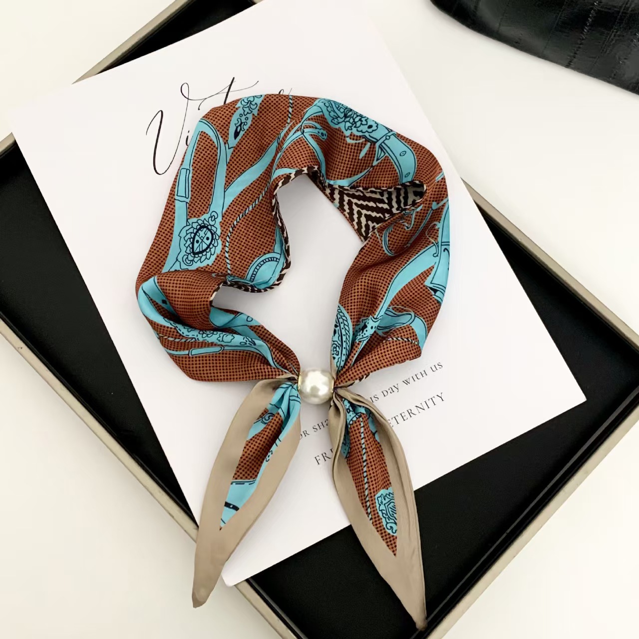 Элегантный жемчужный магнитный – обзор и цена Ascot Neck Scarf